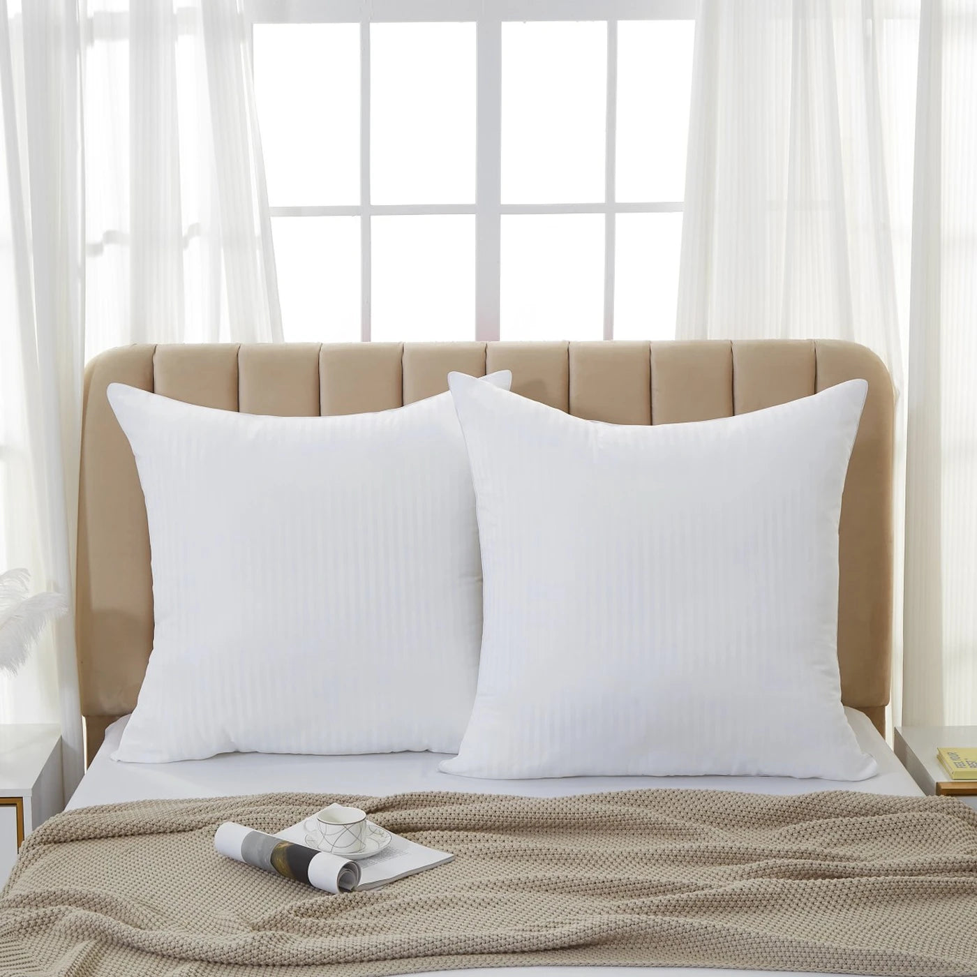 Meeallhome Lot de 2 Oreillers en Microfibre Respirante avec Garnissage Synthétique Imitation Duvet à Rayures Satinées 65x65cm Blanc